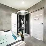 Hot Tub Jacuzzi Chillout